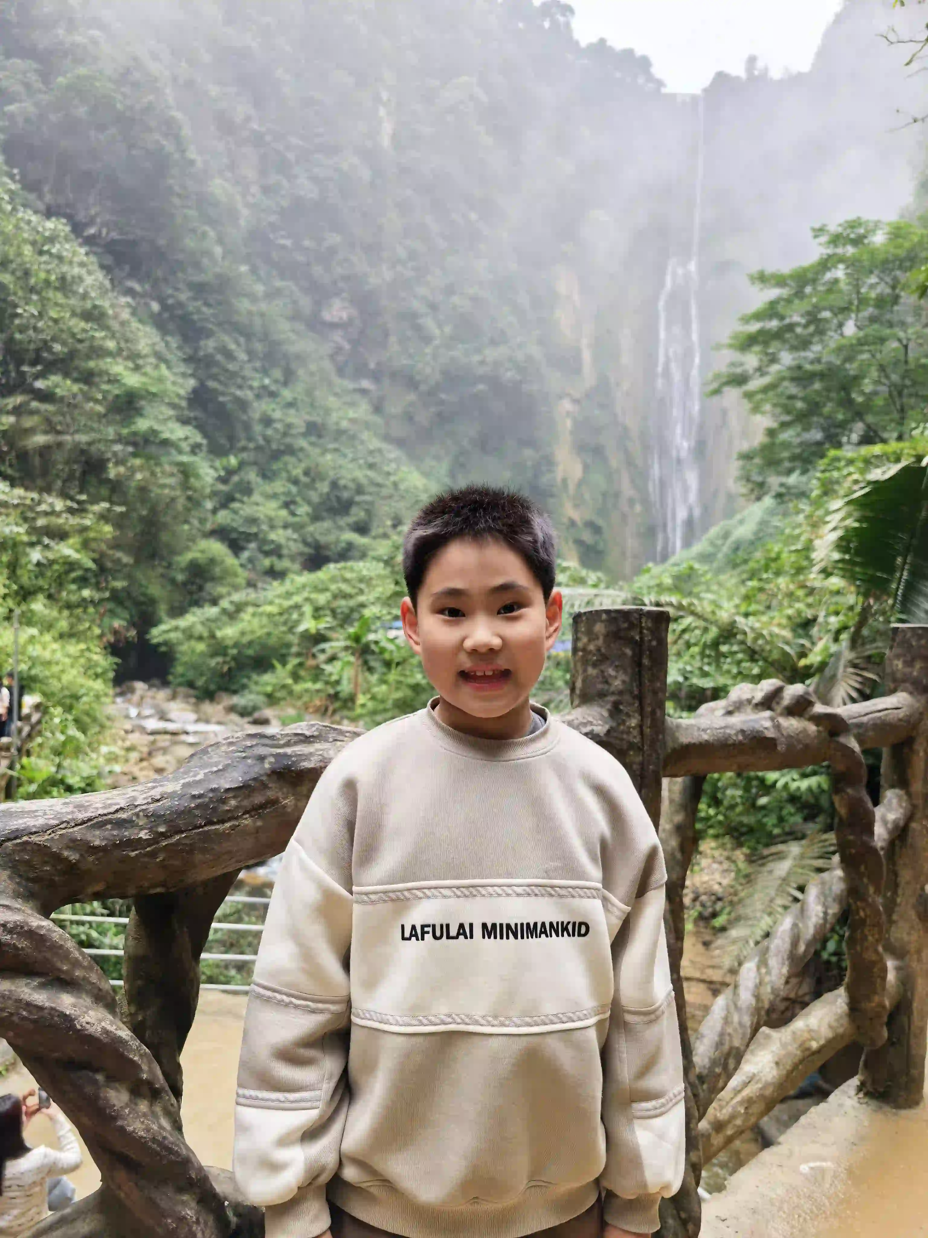 瀑布前的少年
